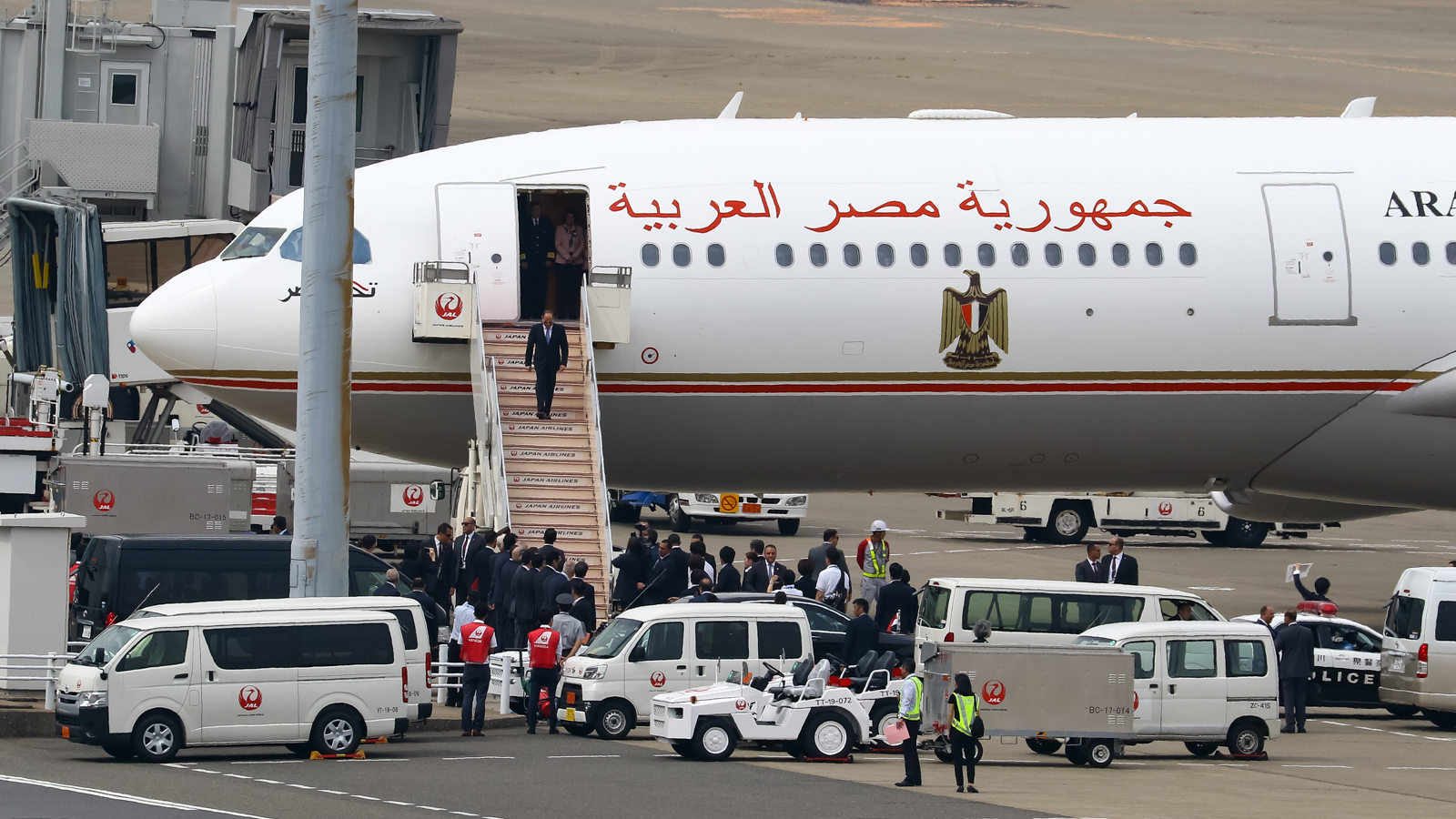 タラップから降りてくるエジプト・アラブ共和国のシーシー大統領