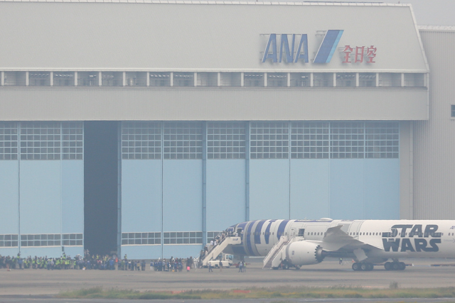 ANA R2-D2ジェットに乗り込む人たち