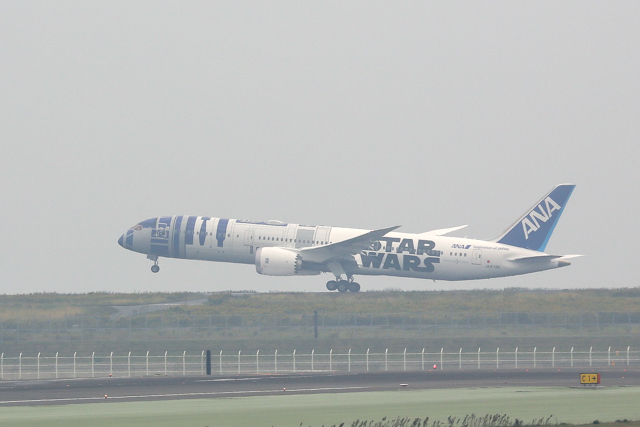 テイクオフしていくR2-D2 ANAジェット