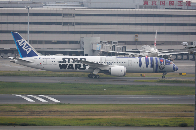 R2-D2カラーの飛行機