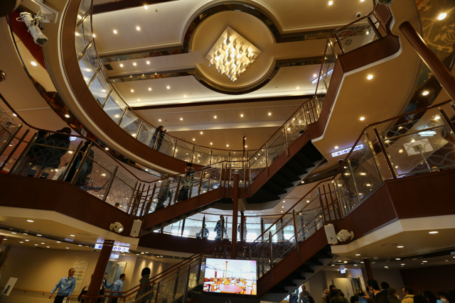 , quality ~50WebP lossy, quality ~50, https://wporep.com/wp-content/uploads/so-net/20170304-105355-37dd3.jpg らべんだあ号 船内の吹き抜け