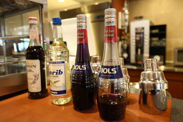 , quality ~50WebP lossy, quality ~50, https://wporep.com/wp-content/uploads/so-net/20170304-115539-a72c0.jpg らべんだあ号のカクテルスペース