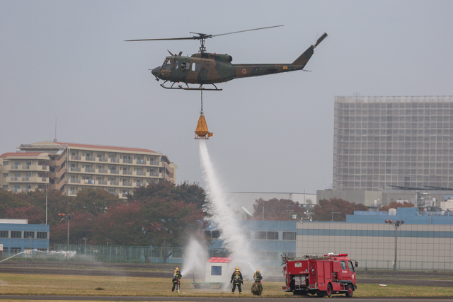 陸自のUH-1がバンビバケットから水を投下